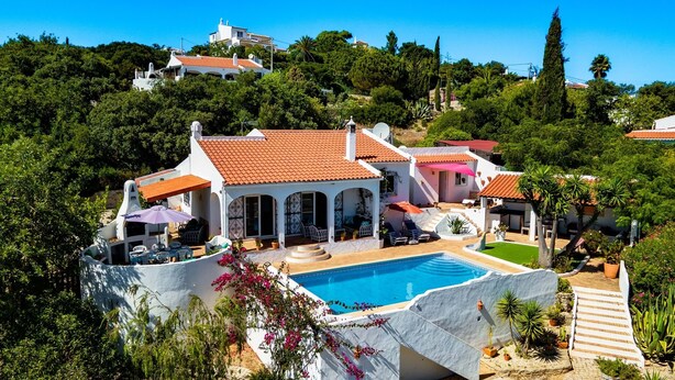 A villa with a swimming pool, outdoor seating, and a garden. - Vues Spectaculaires sur L'océan.fibre (BORDEIRA)