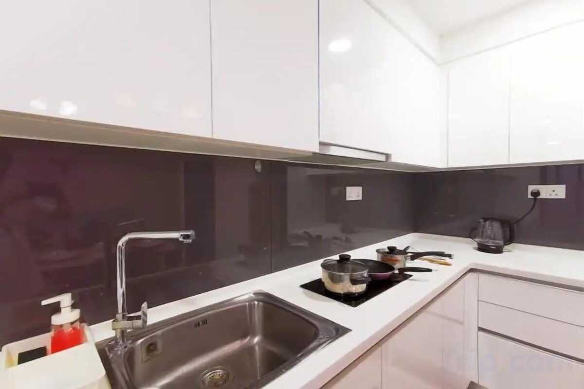 Private kitchen | Full-size fridge, microwave, stovetop, electric kettle