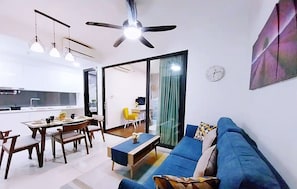 Suite Confort, 1 cama King size | Área de sala de estar | Smart TV de 40 pulgadas con canales digitales, televisión y chimenea 