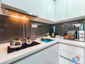 Full-sized fridge, microwave, stovetop, electric kettle - Almas Suites Puteri Harbour (Iskandar Puteri)