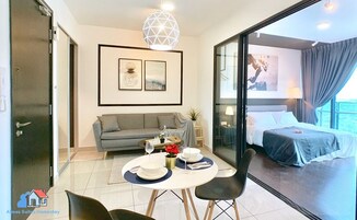 行政套房, 1 张特大床 | 起居区 | 40-英寸智能电视（配备数码频道）、电视、壁炉