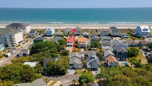 A coastal residential area with houses, a beach, and a clear view of the ocean. - Pet Friendly, Recently Renovated, Private Hot Tub + Free Attraction Tickets! (North Myrtle Beach)