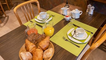 Petit-déjeuner continental (15 EUR par personne)