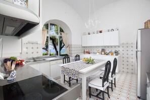Fridge, microwave, oven, stovetop - La Villa, luxury villa with private sea access (Campania)