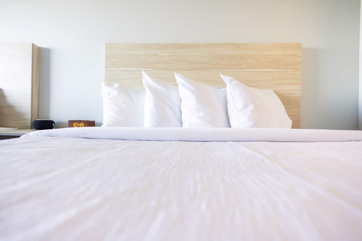 Habitación estándar, 1 cama King size, vista al lago | 3 habitaciones, wifi gratis y ropa de cama