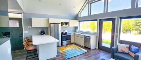 コーヒー / ティーメーカー、調理器具と食器、製氷機、キッチンカウンター