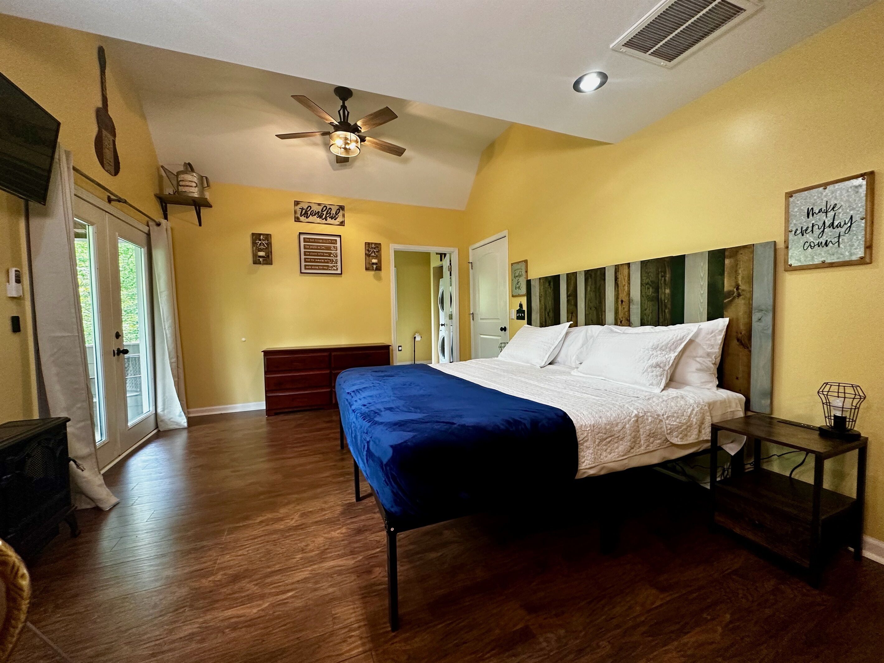 Rustic Cabin Retreat - Perfect Staycation Spot!