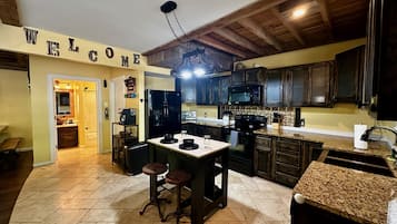 Frigorífico, microondas, horno y placa de cocina