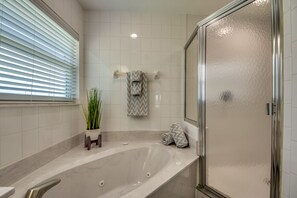 Dusche, Haartrockner, Handtücher, Toilettenpapier