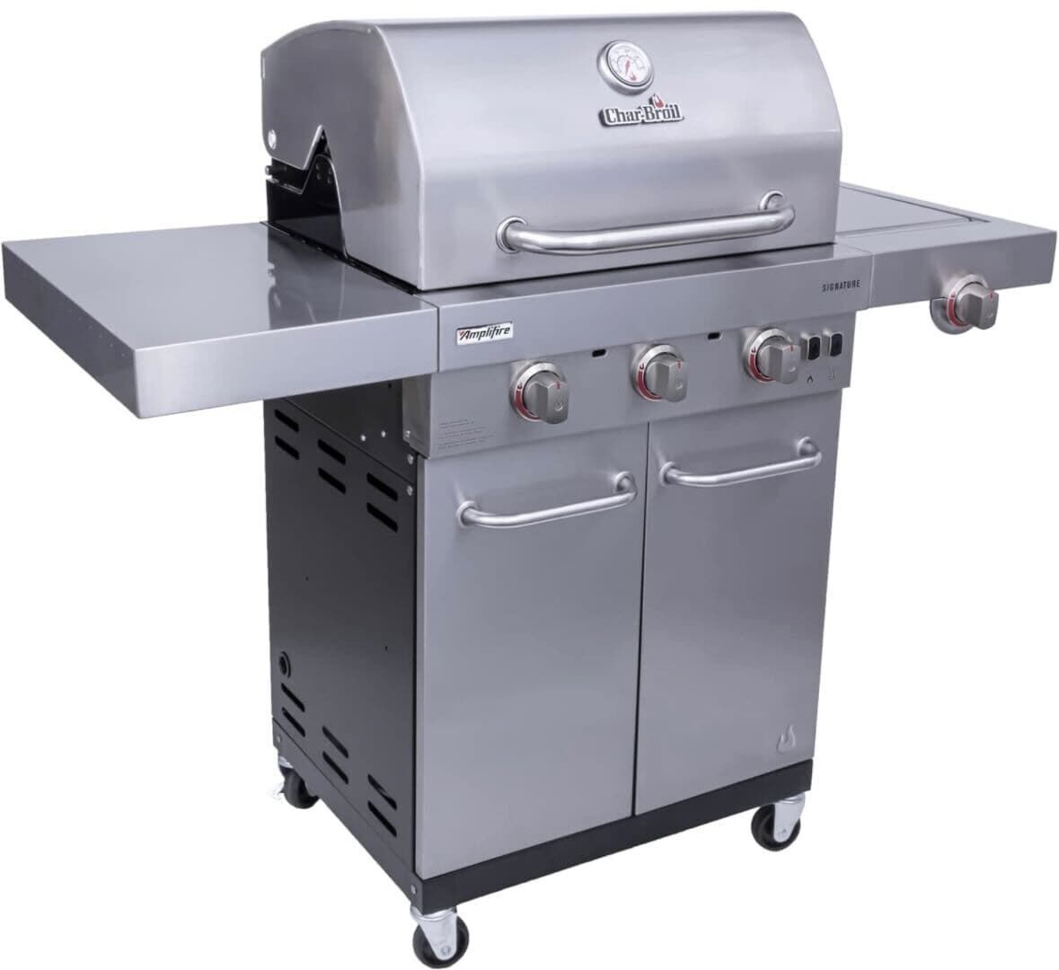 Una parrilla Char-Broil Signature con una mesita lateral, dos puertas y cuatro perillas.