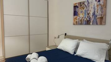 Apartemen Kota | 3 kamar tidur, ruang kerja ramah laptop, dan tirai kedap cahaya