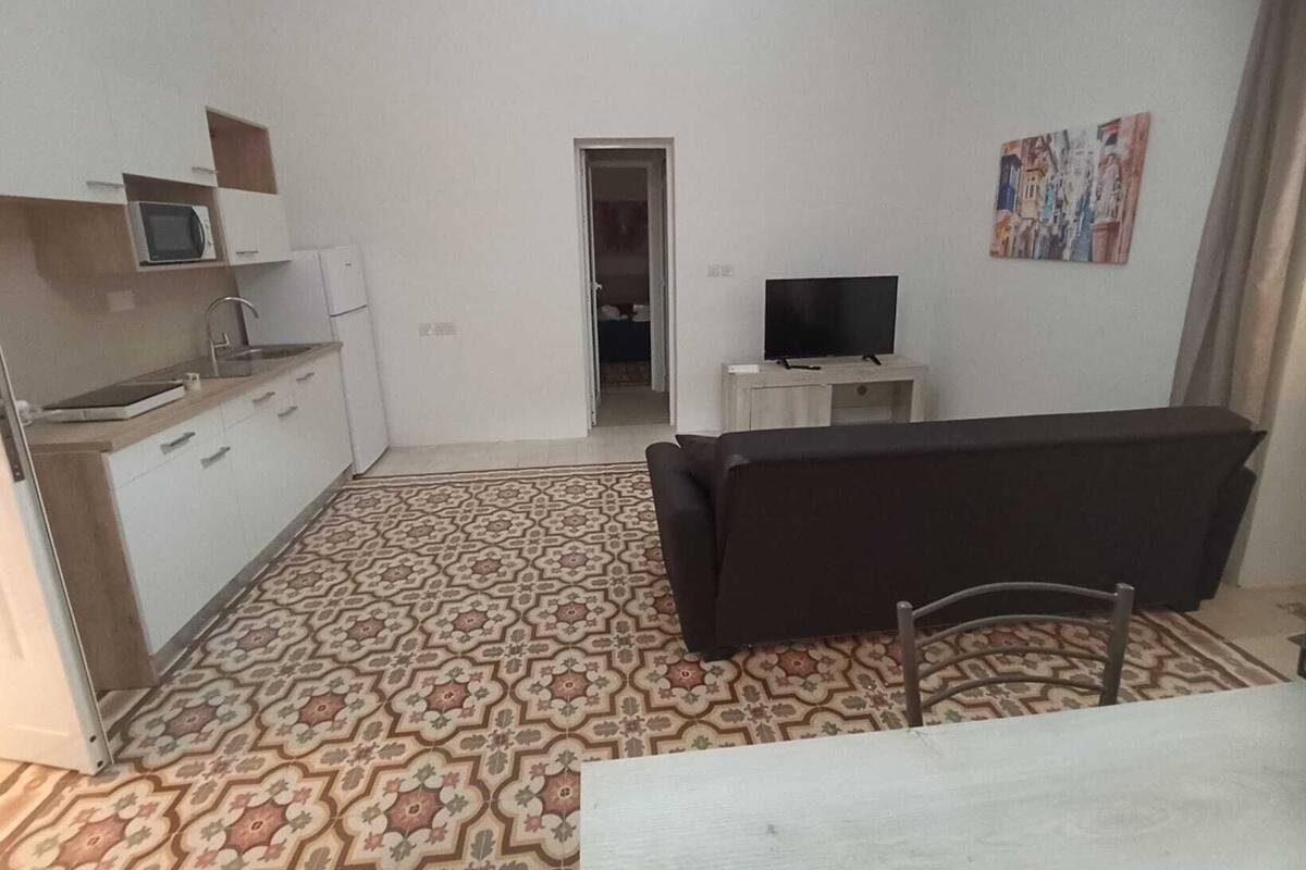 City-Apartment | Wohnbereich | 45-Zoll-Smart-TV mit Kabelempfang, Fernseher