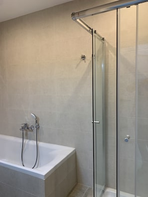 Comfort Apartment | Bathroom