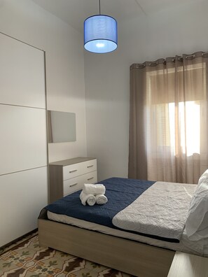 Appartement Confort | Espace de travail pour ordinateur portable, rideaux occultants