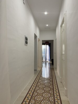 Appartement Confort | Coin séjour | TV connectée de 45 pouces avec chaînes par câble, télévision