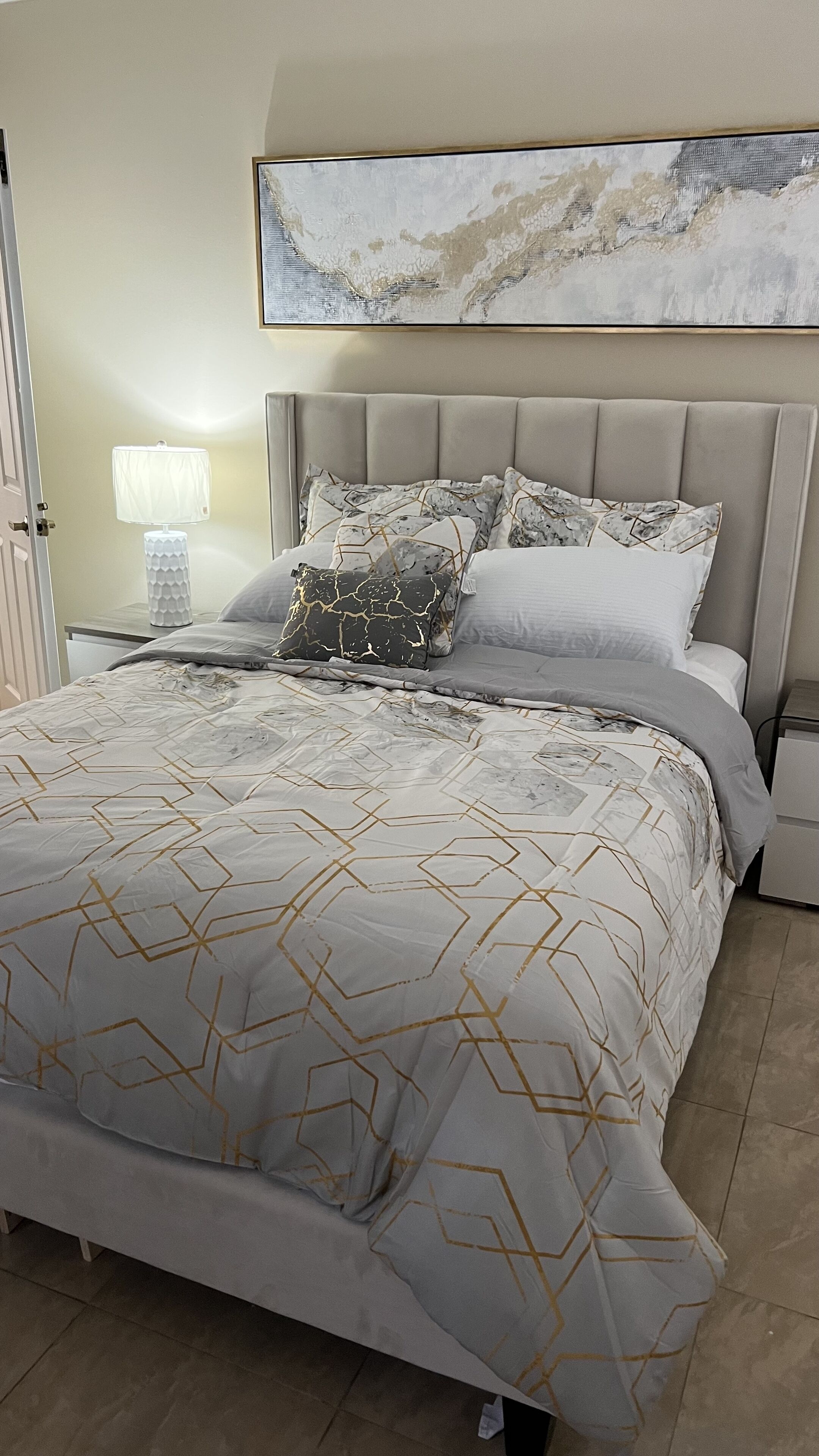 Amazing fully Renovated House 1 Mile from Beach,Shopping, Boca Raton, Delray.