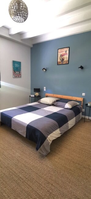 4 bedrooms, iron/ironing board, WiFi, bed sheets