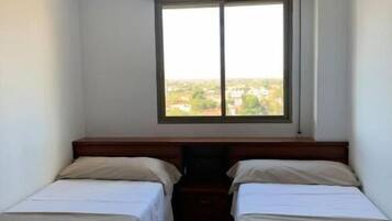 3 slaapkamers, een strijkplank/strijkijzer, gratis wifi, beddengoed