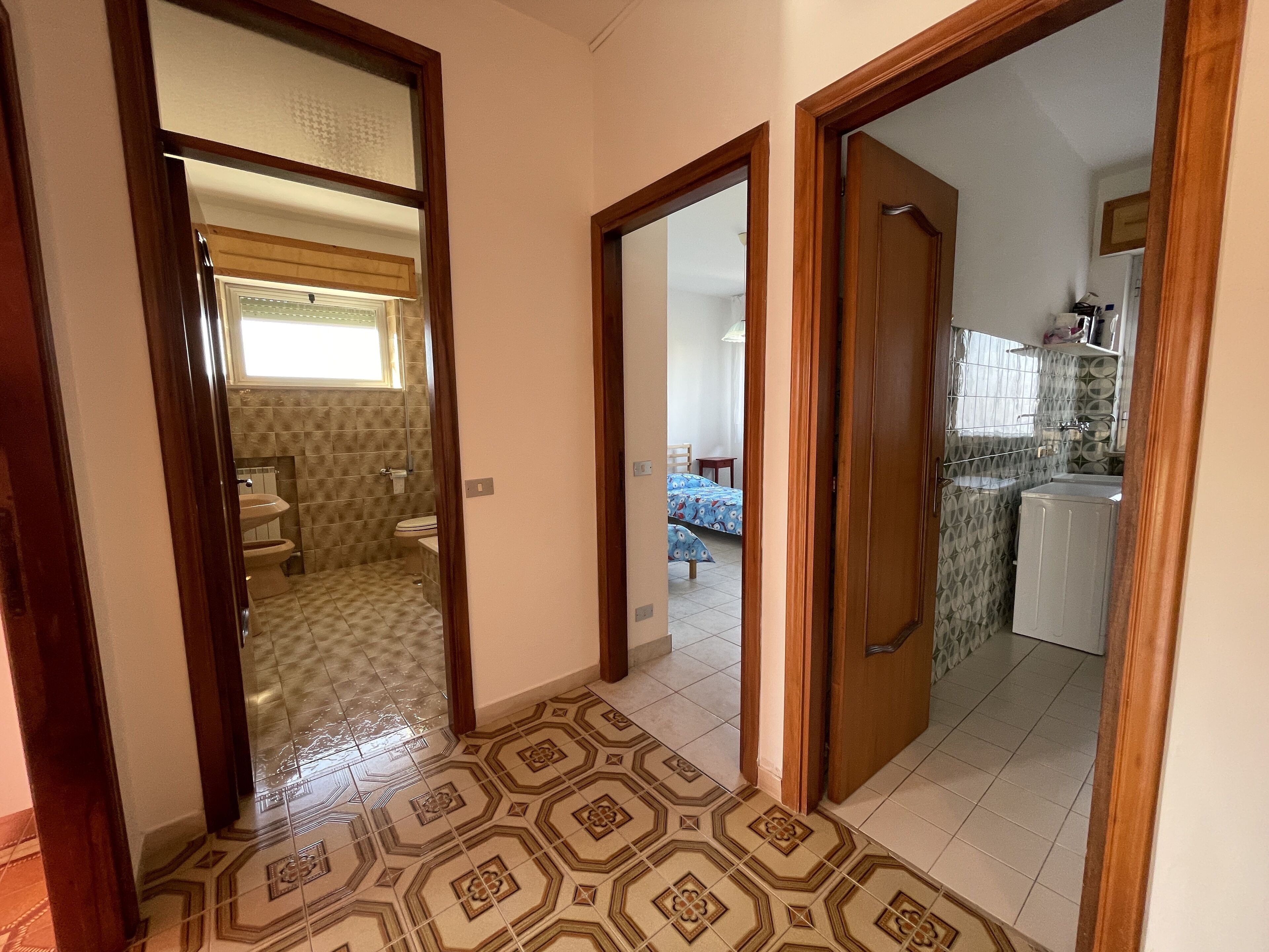 Sèche-cheveux, bidet, serviettes fournies