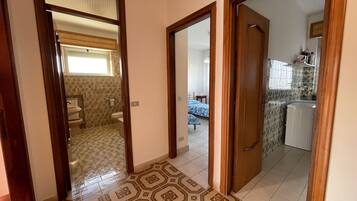 Sèche-cheveux, bidet, serviettes fournies