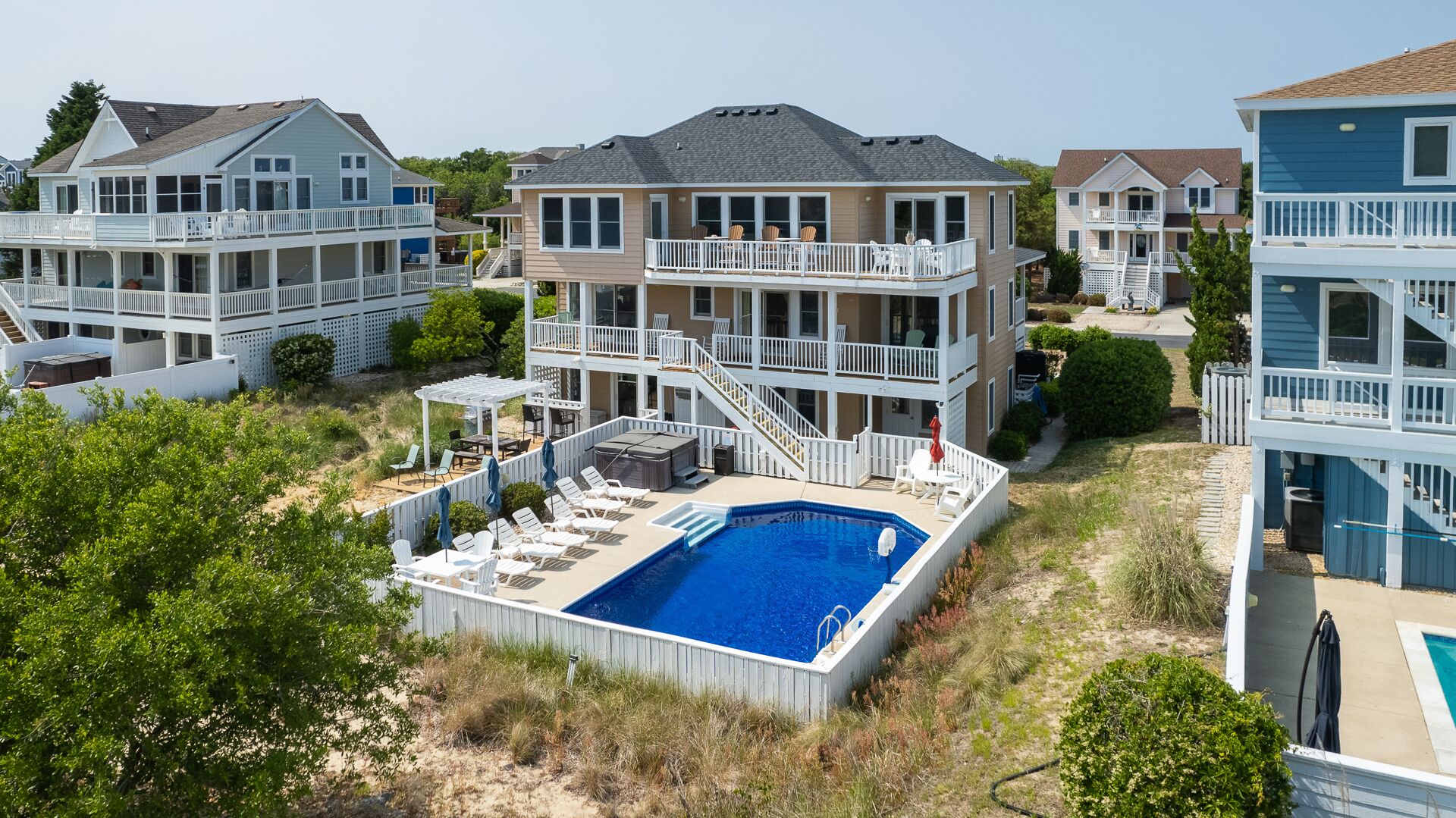  NEW Listing 7B/9B Pool, Hot tub, Clubhouse, Walk to Beach in the Heart of Duck!