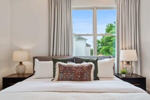 5 dormitorios, escritorio, tabla de planchar con plancha y cuna de viaje