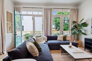 Fernseher, Bücher, Arbeitsbereiche