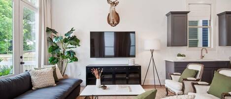 Fernseher, Bücher, Arbeitsbereiche