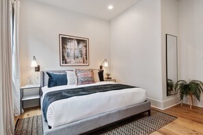 5 habitaciones, escritorio y tabla de planchar con plancha