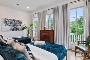 5 slaapkamers, een bureau, een strijkplank/strijkijzer, reisbedje