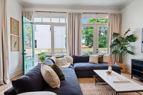 Televisión y oficina 