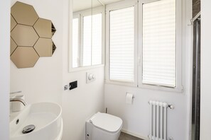 Dusche, Haartrockner, Bidet, Handtücher