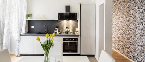 Réfrigérateur, micro-ondes, four, plaque de cuisson