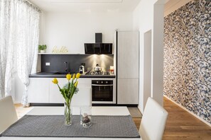 Fridge, microwave, oven, stovetop - Casa Borghese - Your Perfect Stay in Rome (Roma)