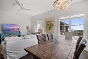 4 bedrooms, free WiFi, bed sheets - Spacious 30A Retreat Near Private Beach Access & Heated Pool (Santa Rosa Beach)