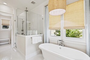 Combined shower/tub, hair dryer, towels