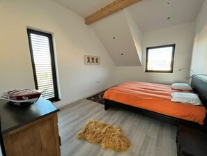 4 chambres, bureau, chambres insonorisées, fer et planche à repasser