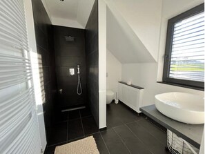 Shower, hair dryer, towels, soap - Maison Petite Suisse Luxembourg (Berdorf)