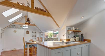 Lavender Cottage - a self catering cottage that sleeps 4 guests in 2 bedrooms