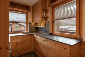 Kühlschrank, Ofen, Geschirrspüler, Kochgeschirr/Geschirr/Besteck