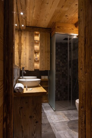 Shower, hair dryer, towels - Casa Ca Dei Pini, surrounded by Nature (Cortina d´Ampezzo)