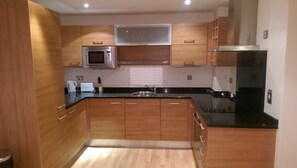 大型冰箱、微波爐、烤箱、洗碗機