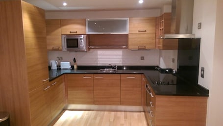 Full-size fridge, microwave, oven, dishwasher