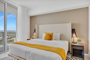 2 chambres, bureau, fer et planche à repasser, lit de bébé portatif