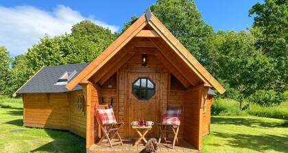 Seal Cove Cabin, peaceful, private, couples retreat, loch side & pet friendly (1 only)