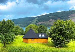 Exterior - Seal Cove Cabin - peaceful couples retreat, loch side & dog friendly - one only (Cairndow)