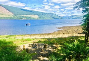 Beach - Seal Cove Cabin - peaceful couples retreat, loch side & dog friendly - one only (Cairndow)