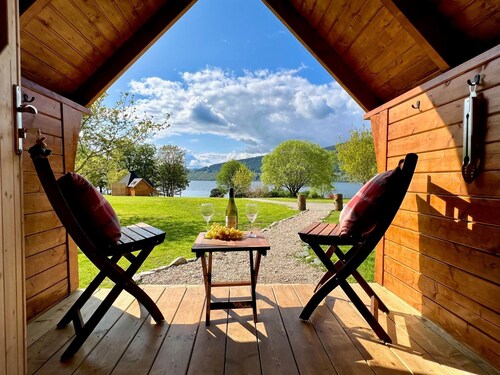 Seal Cove Cabin, peaceful, private, couples retreat, loch side & pet friendly (1 only)