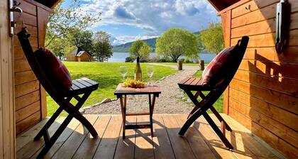 Seal Cove Cabin, peaceful, private, couples retreat, loch side & pet friendly (1 only)