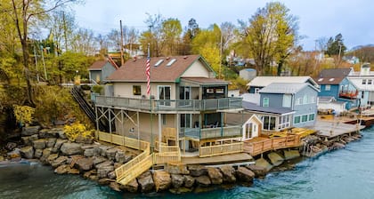Sea Breeze Lakefront Cottage Steps to Hiking, Beach, Boat launch, Amusement Park
